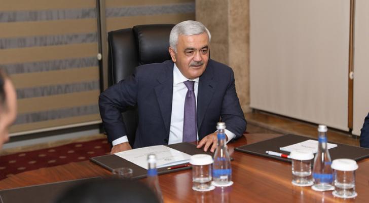 "Rövnəq Abdullayevin ayaqlarının altını kim qazır?" 