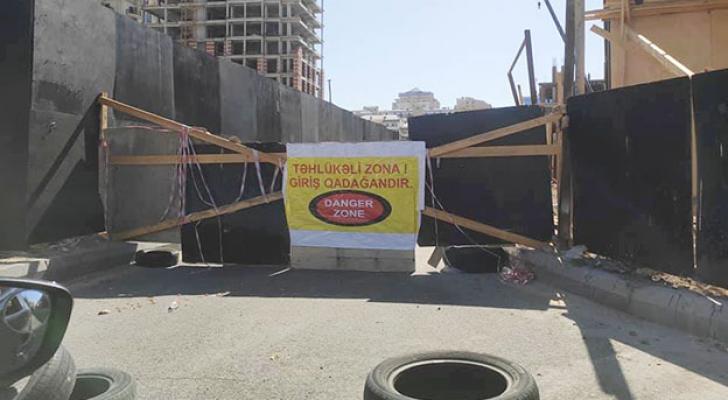 Tikinti şirkətinin avtomobil yolunu bağlaması tıxaca səbəb olur – Foto