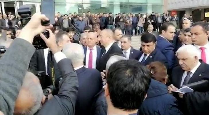 Prezident “28 May” metrostansiyasının qarşısında - VİDEO
