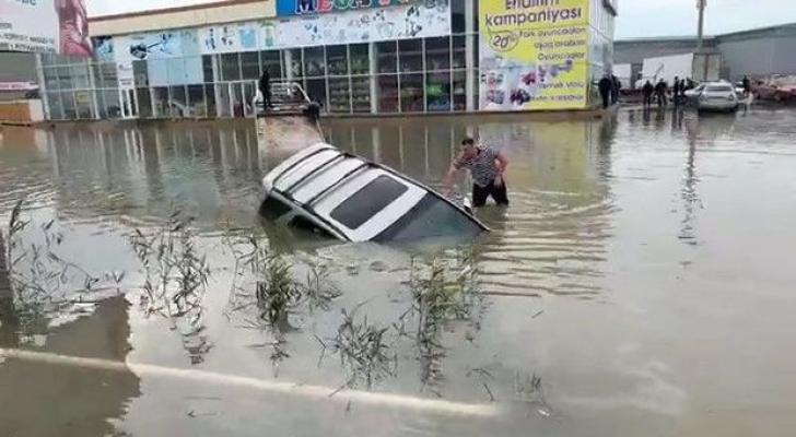 "Sədərək" ticarət mərkəzini su basdı: maşın suyun altında qaldı- VİDEO