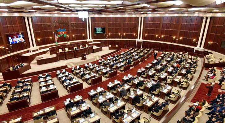 Parlamentin buraxılmasının əleyhinə səs verən deputatın adı məlum oldu