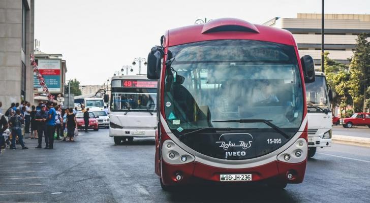 Metro və avtobuslarda gediş haqqı bank kartları ilə ödənilə bilər - Gələn ildən