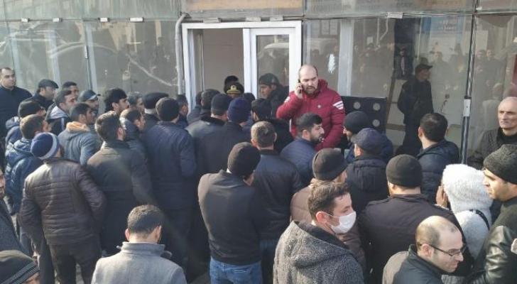 Sahibkarlar yolu bağlamağa cəhd etdi, İcra başçısı "EuroHome"a gəldi - FOTOLAR