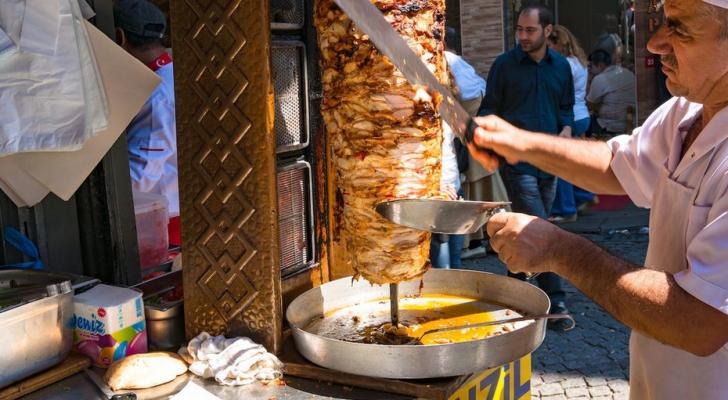 Dönərxanalara yararsız toyuq əti paylayan müəssisə aşkarlandı - FOTO