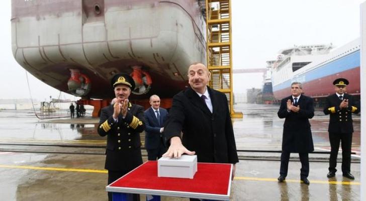 İlham Əliyev Bakı gəmiqayırma zavodunda inşa olunmuş ilk tankerin istismara verilməsi mərasimində - FOTO