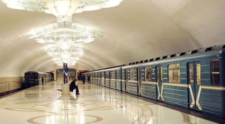Bakı metrosunda qorxulu anlar: Sərnişin relslərin üstünə yıxıldı - FOTO