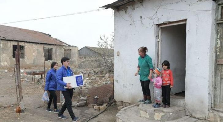 Heydər Əliyev Fondunun təşəbbüsü ilə aztəminatlı ailələrə bayram sovqatları verilir - FOTO
