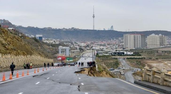 Sürüşmə baş verən Bibiheybət yolu sabah açılacaq - FOTO