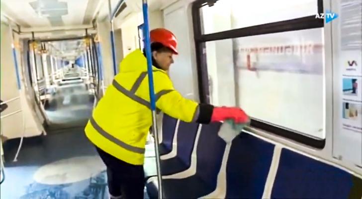Metrodan istifadə edənlərə müraciət: "Bizə əziyyət olur, etməyin!" - VİDEO
