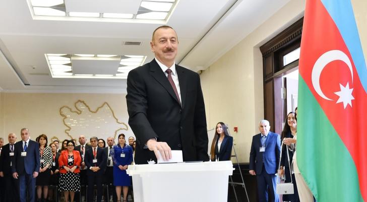 İlham Əliyev 6 saylı seçki məntəqəsində səs verdi