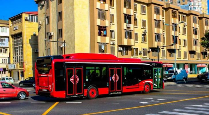 Avtobuslarda yeni sistem: sürücülər artıq dayanacaqdan kənarda saxlaya bilməyəcək - ŞƏRH
