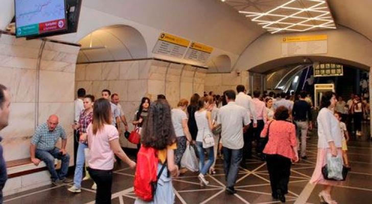 Metroda aparat işləmədi, sərnişinlər pulsuz keçdi