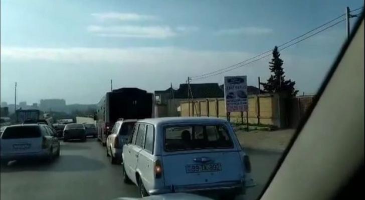 Xırdalan dairəsindəki qazıntı böyük tıxaca səbəb oldu - VİDEO