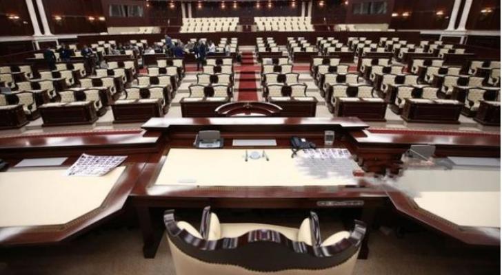Deputatlar iclasda bir-birindən iki metr aralı oturacaq