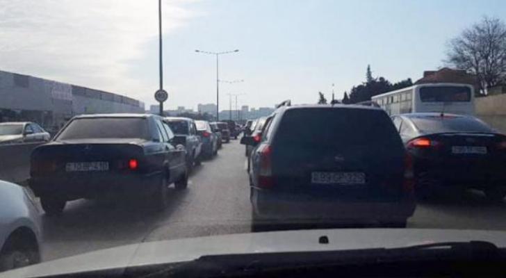 Küçəyə çıxmağın məhdudlaşdırıldığı bir vaxtda niyə tıxac yaranıb? - RƏSMİ AÇIQLAMA