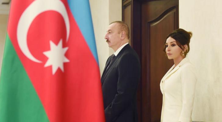 İlham Əliyev və Mehriban Əliyeva tibbi maska istehsalı müəssisəsinin açılışında