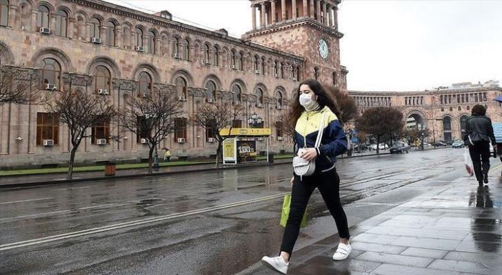 Ermənistanda küçəyə tibbi maskasız çıxanlar cərimələnəcək