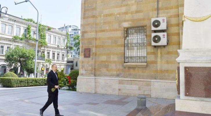 İlham Əliyev Azərbaycan Xalq Cümhuriyyətinin şərəfinə ucaldılmış abidəni ziyarət etdi - FOTO