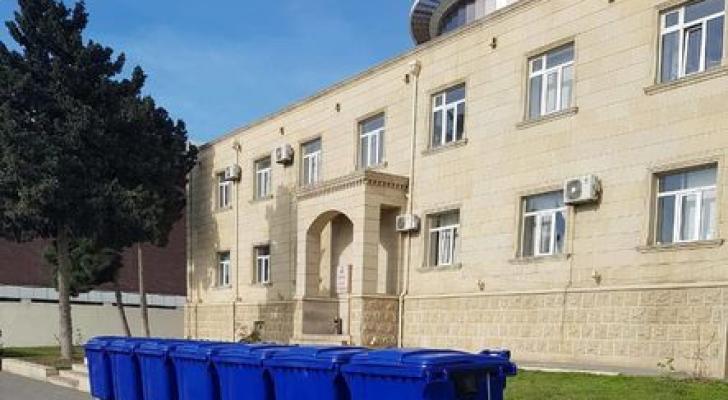 2 günlük sərt karantin günlərində sakinlərə kömək - Əlavə zibil qutuları qoyulur