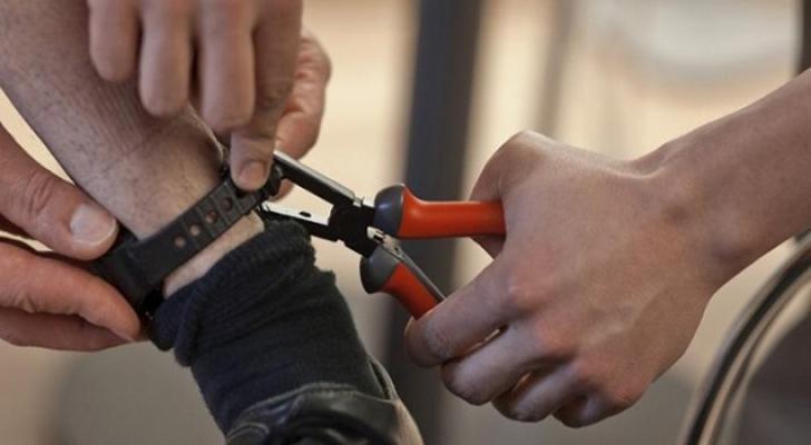 Ölkədə elektron qolbaq daşıyan şəxslərin sayı açıqlandı