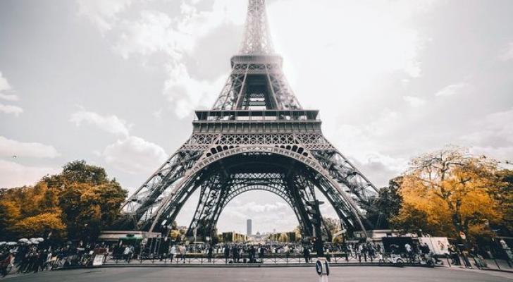 Üç ay bağlı qalan Eyfel qülləsi turistlərin üzünə açıldı
