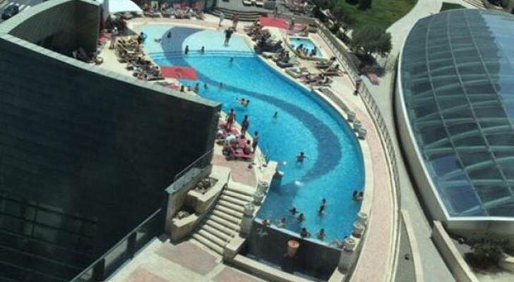 “Fairmont” müştərilərdən üzr istədi, hovuzu bağladı
