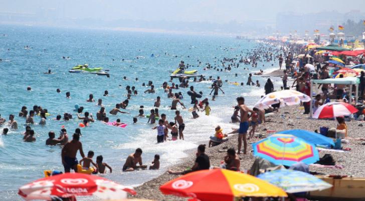 Antalyaya turist axını başlayıb