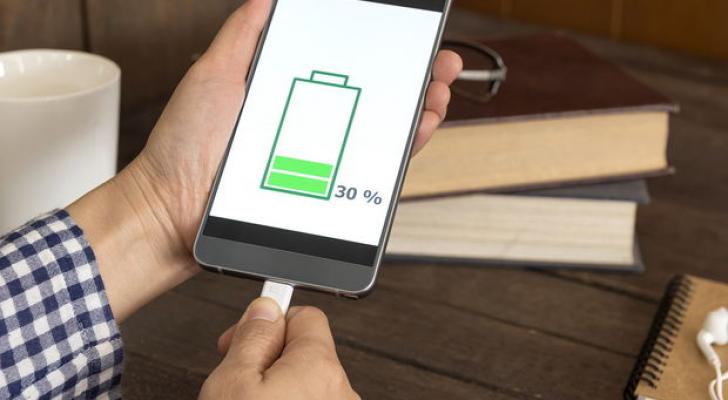 Smartfonu beş dəqiqəyə 50 faiz şarj edən dünyanın ən sürətli adaptoru hazırlanıb