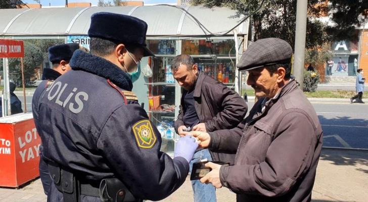Bakıda sosial məsafəni gözləməyən şəxslər cərimələndi