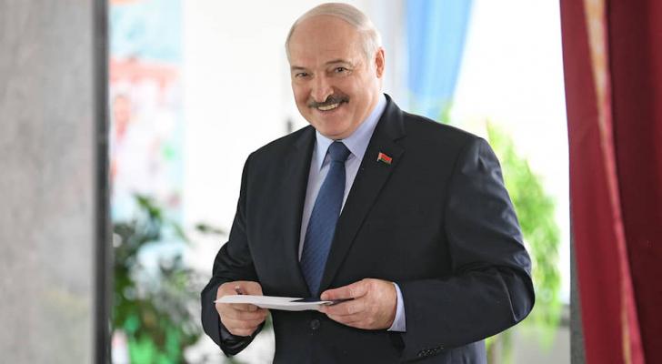 Lukaşenko ilk təbrikini aldı