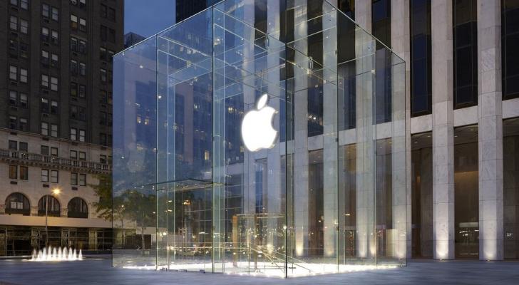 “Apple”ın bazar dəyəri ilk dəfə 2 trilyon dolları ötüb