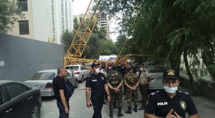 Bakıda kran doqquzmərtəbəli binanın üzərinə aşdı: Bir nəfər ölüb, yaralılar var -FOTO
