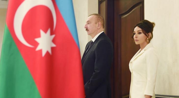 İlham Əliyev və Mehriban Əliyeva ölkəmizə gətirilən təcili tibbi yardım avtomobilləri ilə tanış olublar
