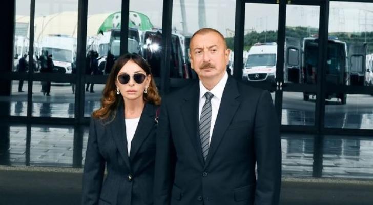 İlham Əliyev və Mehriban Əliyeva yaralı hərbçilərə baş çəkdi