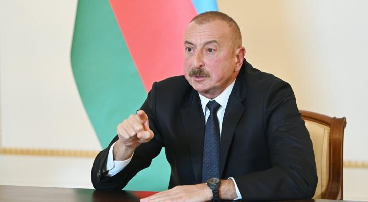 “Kimin dabanlarını yalayırsan-yala, heç kim bizə təsir edə bilməz”