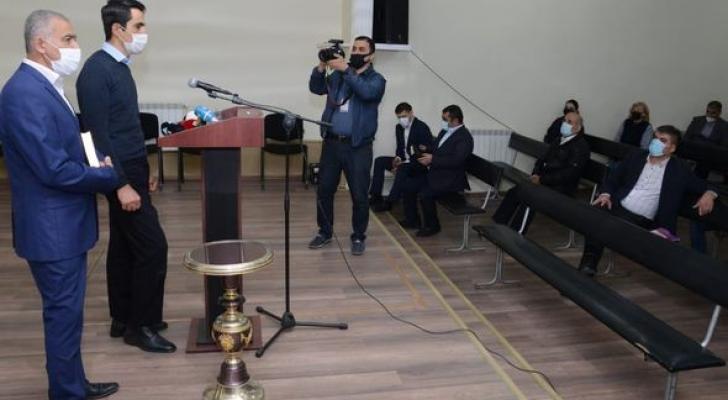 Əsir düşmüş erməni din xadimi Bakıda ibadət evində dua edib - FOTO