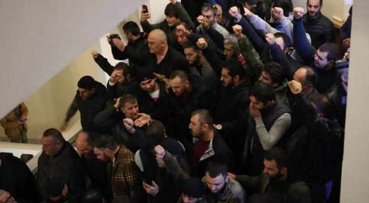 Etirazçılar Ermənistan parlamentinin qarşısında barışığı ləğv edəcək deputatları gözləyirlər