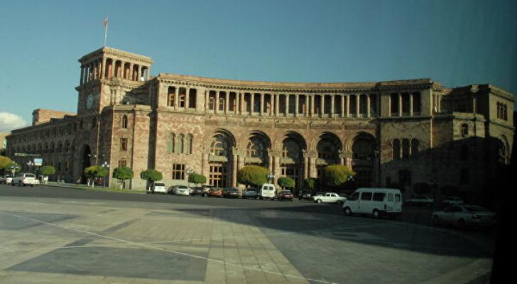 İrəvanda etirazçılar hökumət binasına soxuldu