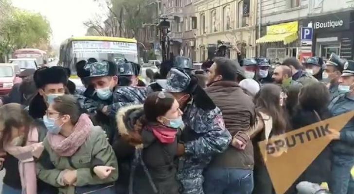 Paşinyanın istefasını tələb edən etirazçılar yolları bağladı