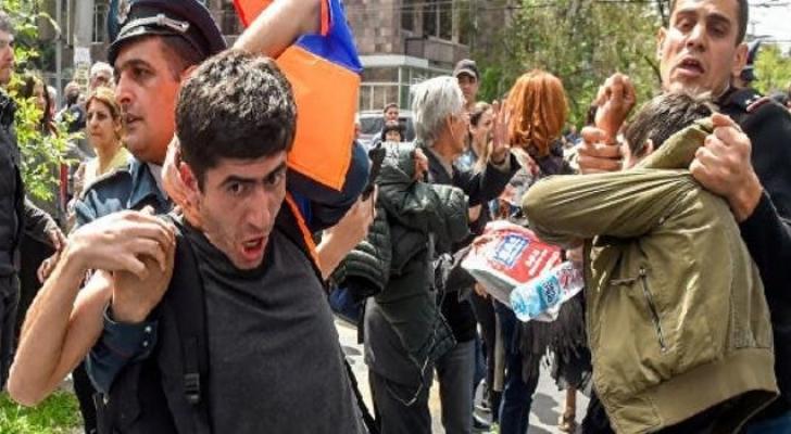 Yerevanda etirazçılar yolu bağlayıb... Saxlanılanlar var