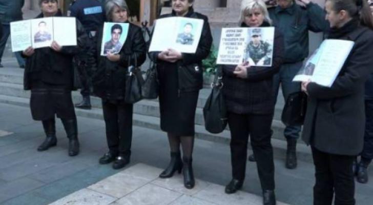 Ermənistanda əsgər anaları Hökumət evinin qarşısına toplaşıb
