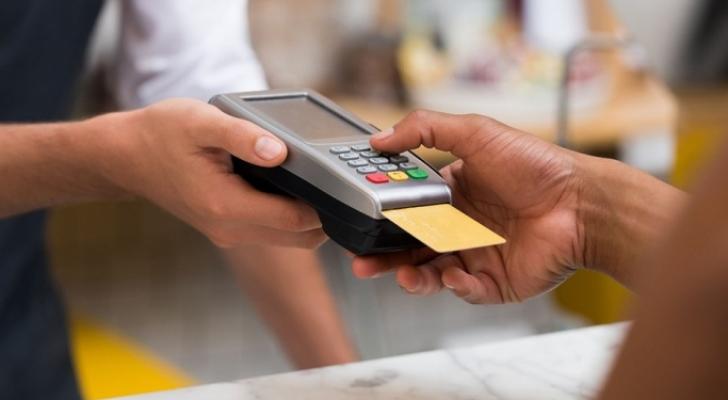 Ölkədə ATM və POS terminallardan istifadə edənlərin sayı artıb