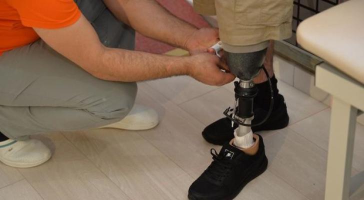 Bir neçə Vətən Müharibəsi qazisinə yüksək texnologiyalı protezlər verilib