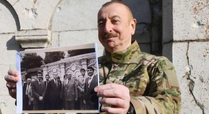 Ölkə başçısı 38 il sonra Heydər Əliyevlə şəkil çəkdirdiyi yerdə - FOTO