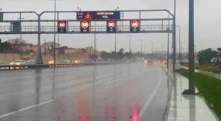 Qarlı havaya görə Bakının bəzi yollarında sürət həddi endirildi - FOTO