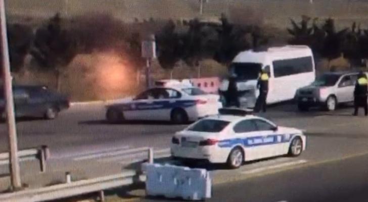 "Nəvai" postunda mikroavtobusu polisin üzərinə sürdü, həbs edildi - VİDEO