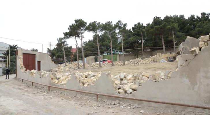 Bakıda qanunsuz tikili və hasarlar söküldü