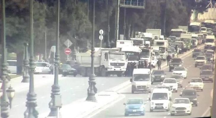 Mərkəzi küçədə qəza hərəkəti tam dayandırdı - FOTO