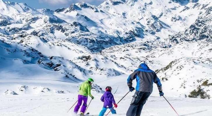 Hotellərdə bəzi xidmətlərin yalnız rezervasiyası olan müştərilərə şamil edilməsinə səbəb nədir?