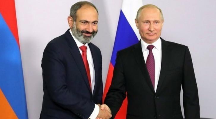 Paşinyan Putinlə görüşündə çıxışı zamanı 10 dəfə şparqalkaya baxıb